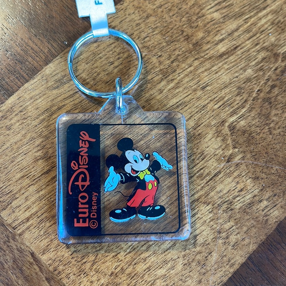 VINTAGE NEVER USED 1990S EURO DISNEY MICKEY MOUSE KEYCHAIN - COLLECTIBLE!